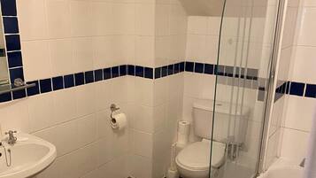 Chuveiro, secador de cabelo, toalhas de banho, sabonete