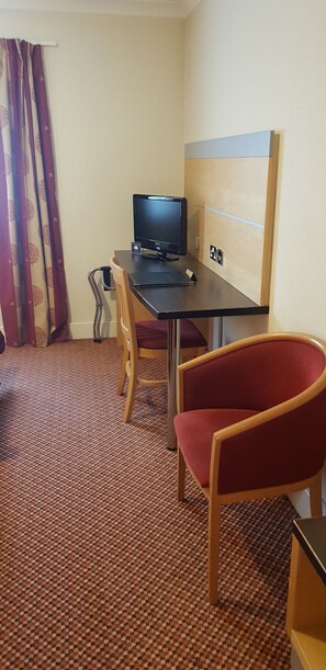 Chambre Deluxe avec lits jumeaux | Fer et planche à repasser, accès au Wi-Fi (inclus), literie fournie