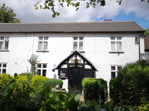 Front of property - The Tudor Hotel (Pinner)