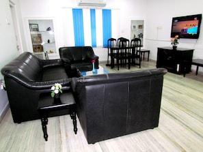 Departamento familiar, 2 habitaciones, con acceso para personas discapacitadas, planta baja | Sala de estar | Televisión LCD de 40 pulgadas con canales vía satélite y televisión