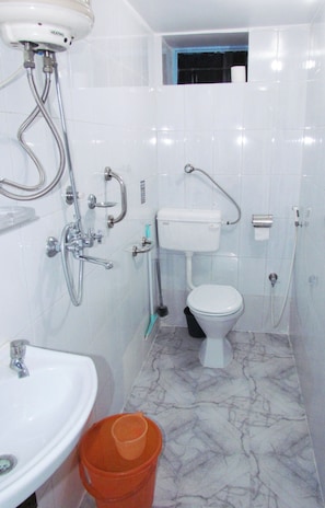 Departamento familiar, 2 habitaciones, con acceso para personas discapacitadas, planta baja | Baño | Regadera, regadera tipo lluvia, amenidades de baño gratuitas, toallas