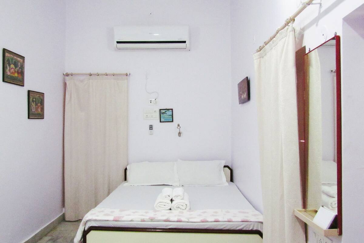 Suite económica, 1 cama matrimonial | Espacio para trabajar con laptop, cortinas blackout y wifi gratis