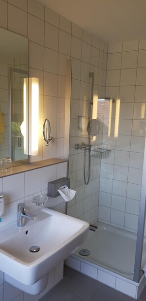 Shower, hair dryer, towels, soap - Hotel Berghof (Nieheim)