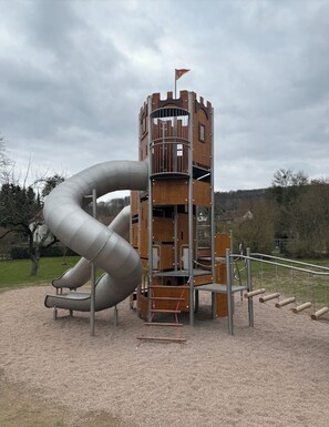 Children's play area - outdoor - Hotel Berghof (Nieheim)