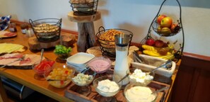 Free daily continental breakfast  - Hotel Berghof (Nieheim)