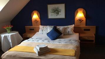 Schreibtisch, VerdunkelungsvorhÀnge, Babybetten, kostenloses WLAN