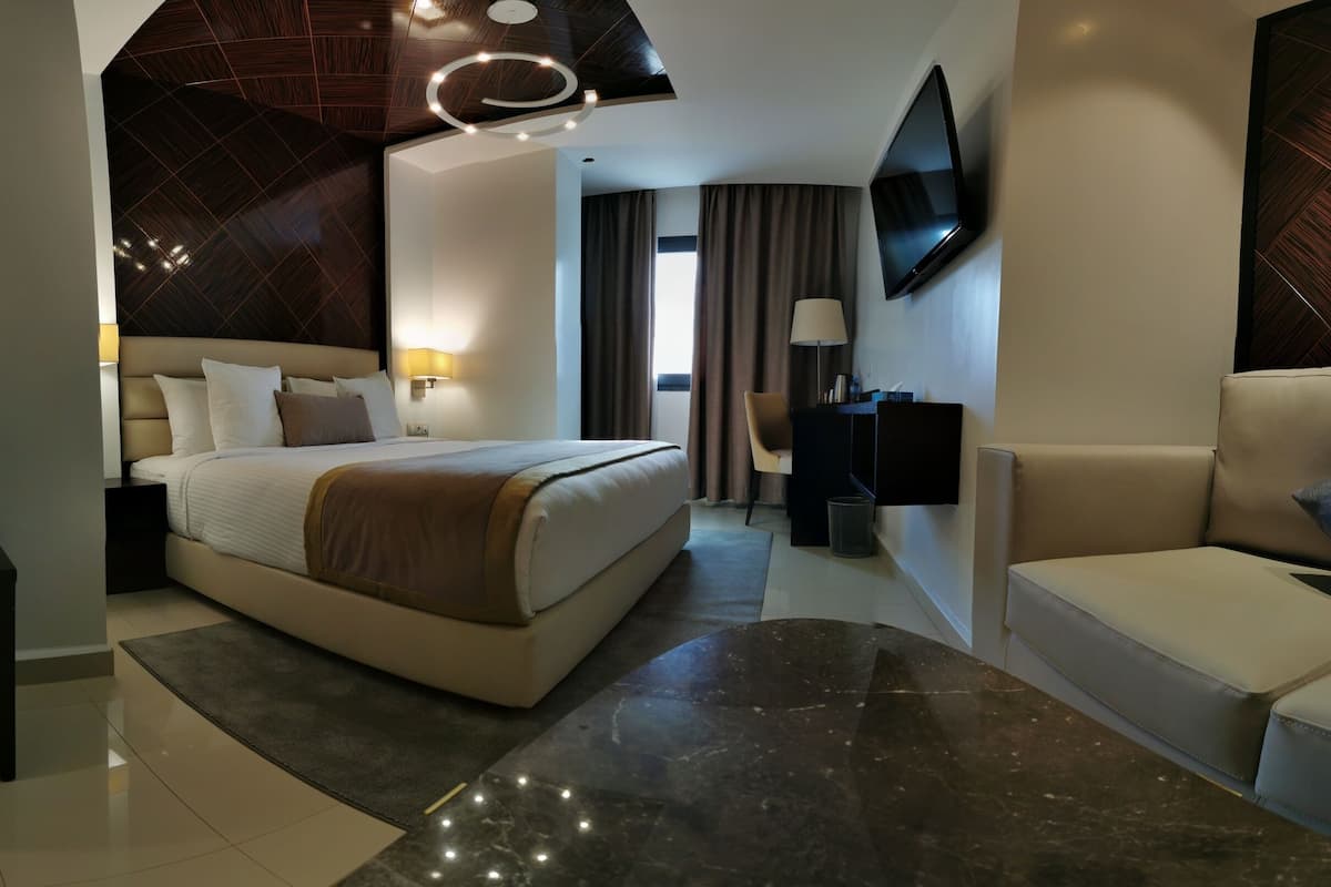 deluxe double room | premium bedding, select comfort beds, minibar, in-room safe