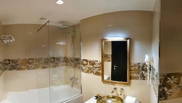 Deluxe Double Room | Bathroom