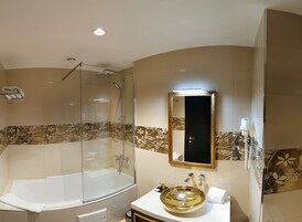 Habitación Deluxe doble | Baño | Ducha, artículos de higiene personal gratuitos y secador de pelo