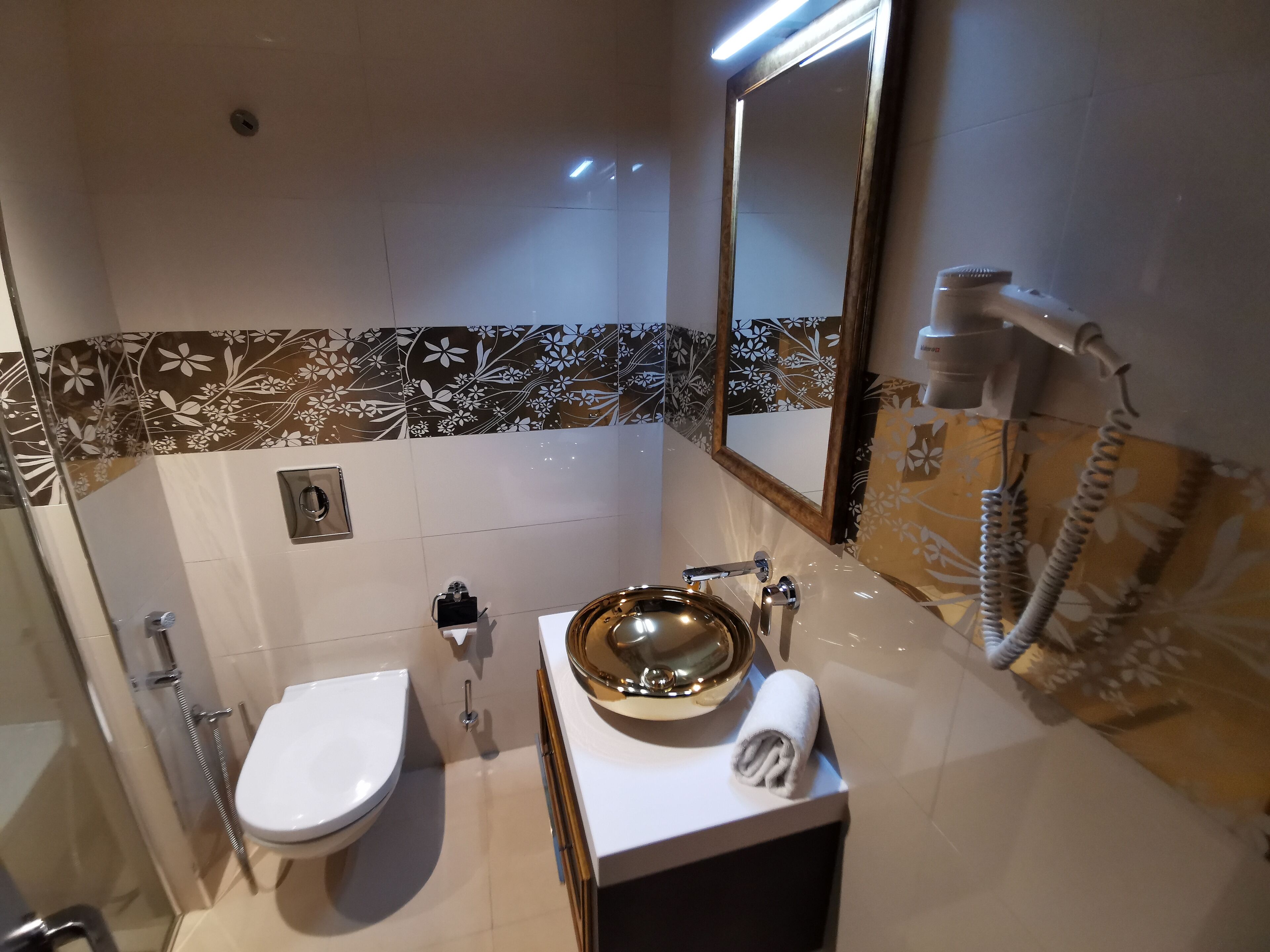 classic room | premium bedding, select comfort beds, minibar, in-room safe