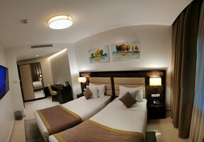 Habitación clásica con 2 camas individuales | Ropa de cama de alta calidad, colchones Select Comfort, minibar