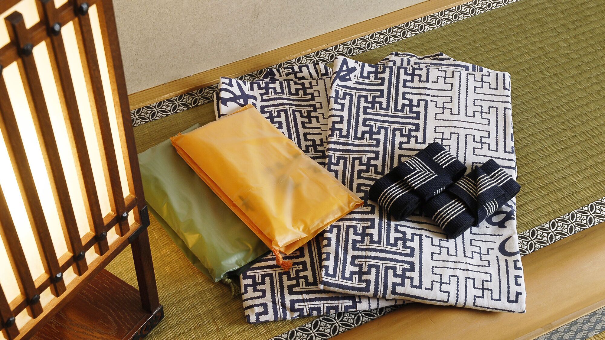 Una mesa de madera con un cojín estampado, una almohada verde y un par de calcetines a rayas.