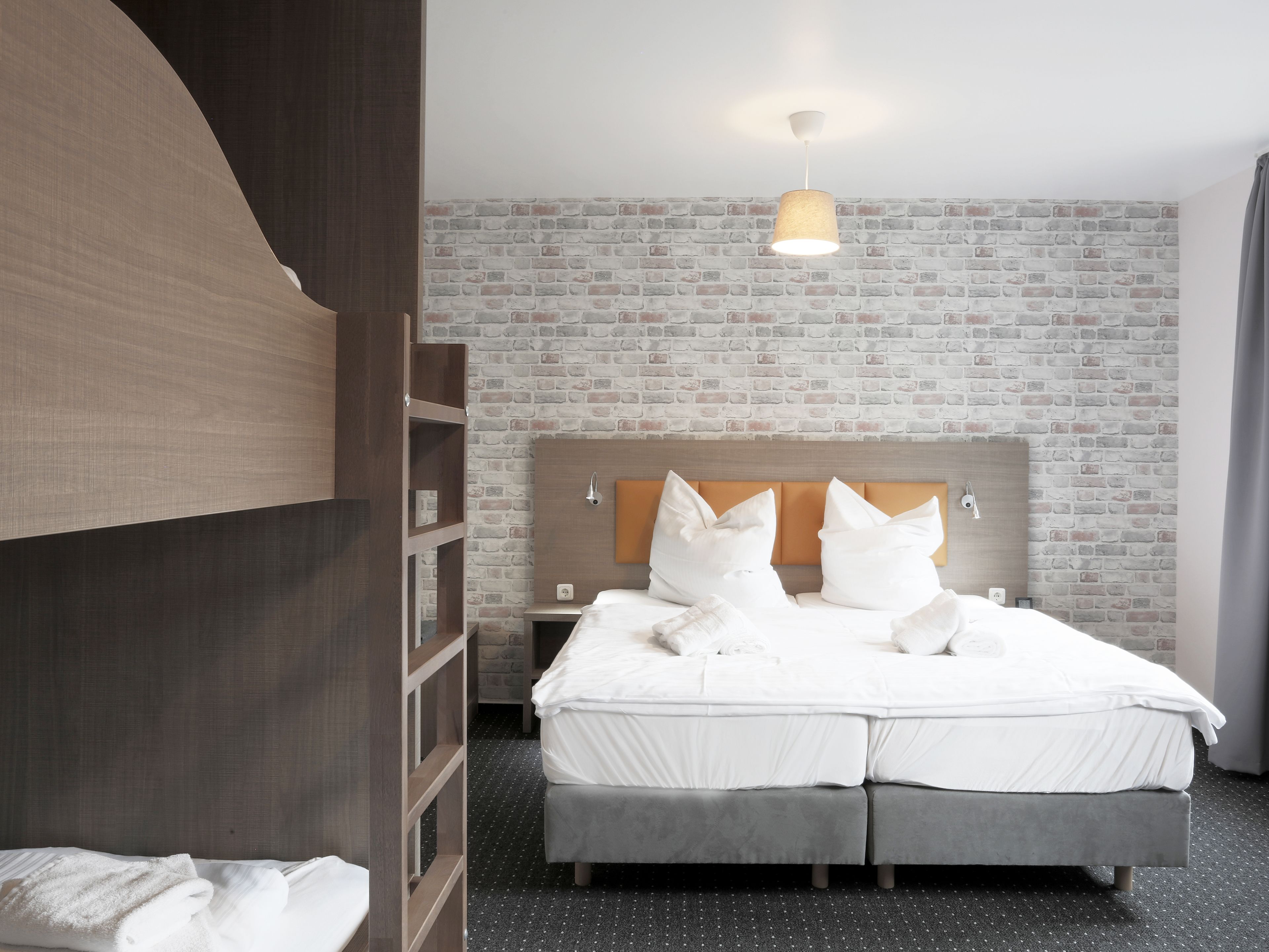 Hypo-allergenic bedding, down duvets, in-room safe, desk