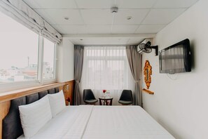 Minibar, bureau, espace de travail pour ordinateur portable