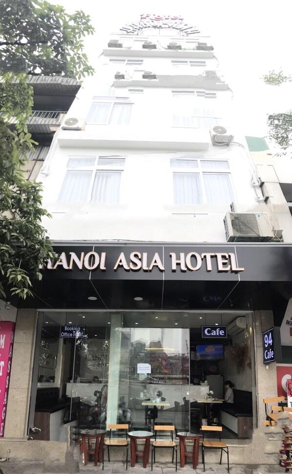 La façade de l’hôtel Hanoi Asia, avec un café et un bureau de réservation.