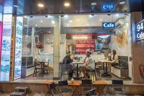 Petit déjeuner, déjeuner et dîner servis sur place