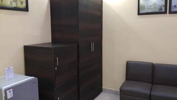 In-room safe, soundproofing, iron/ironing board, free WiFi