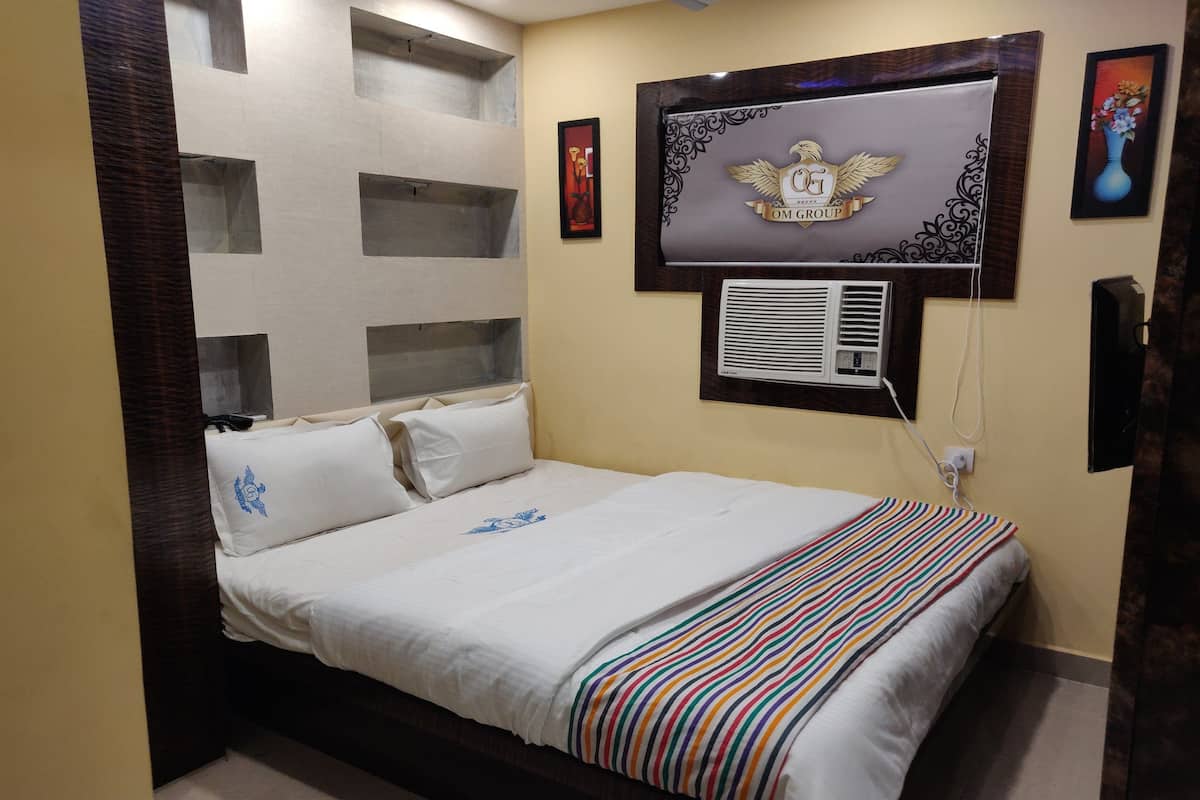 Classic Double Room, Multiple Beds | In-room safe, soundproofing, iron/ironing board, free WiFi