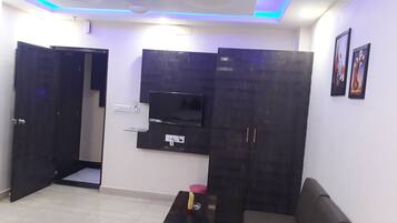 In-room safe, soundproofing, iron/ironing board, free WiFi