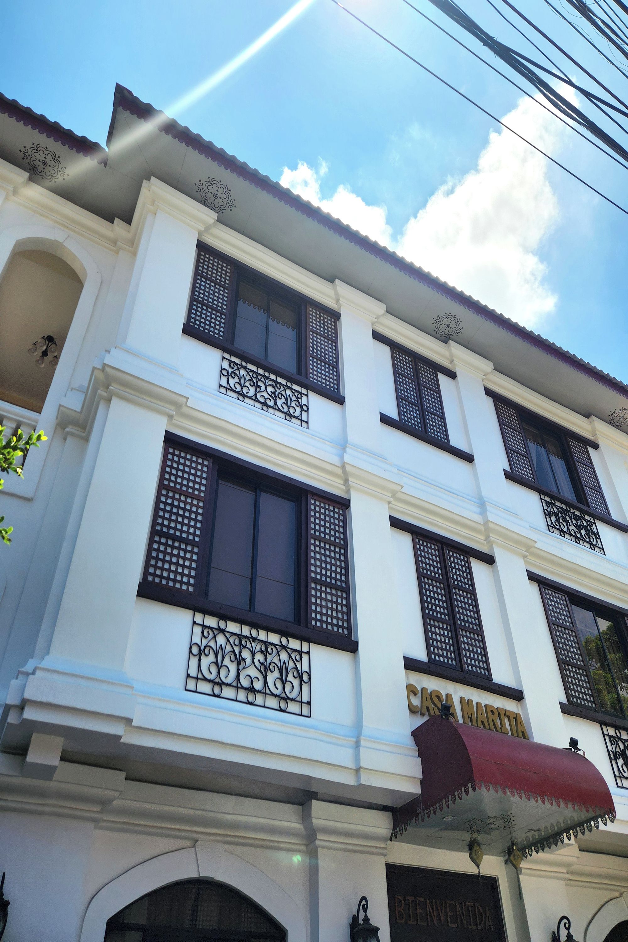 Un edificio con un letrero que dice "CASA MARTA" y un cartel de "BIENVENIDA" debajo.