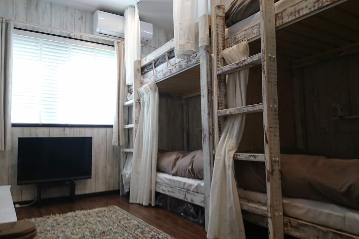 Habitación cuádruple familiar, vista a la montaña | Edredón, insonorización, camas extra y wifi gratis