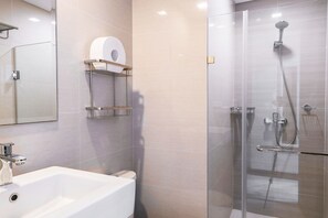 Bathroom - Tess and Tessha Condotel near T3 Airport (Pasay)