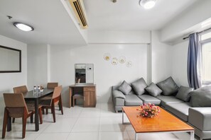 Escritorio, sistema de insonorización y tabla de planchar con plancha 