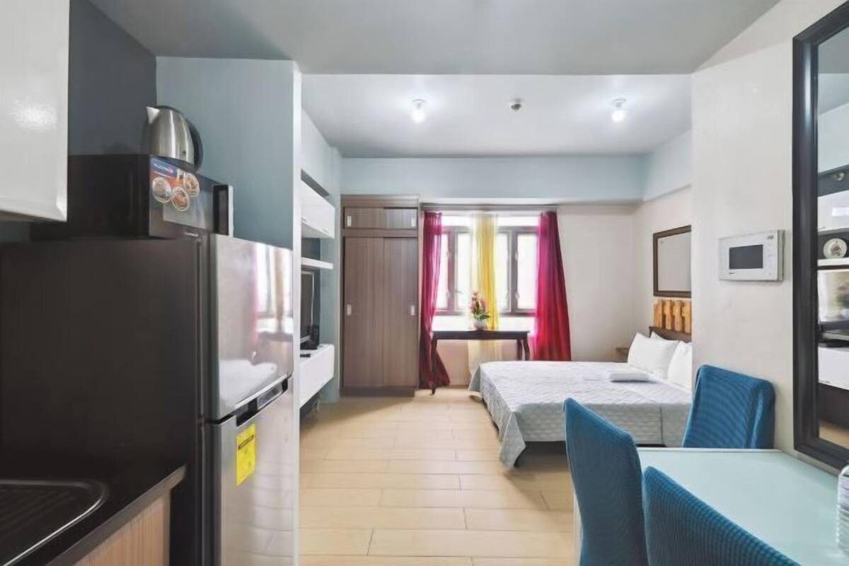 Escriptori, habitacions insonoritzades i planxa i posts de planxar 