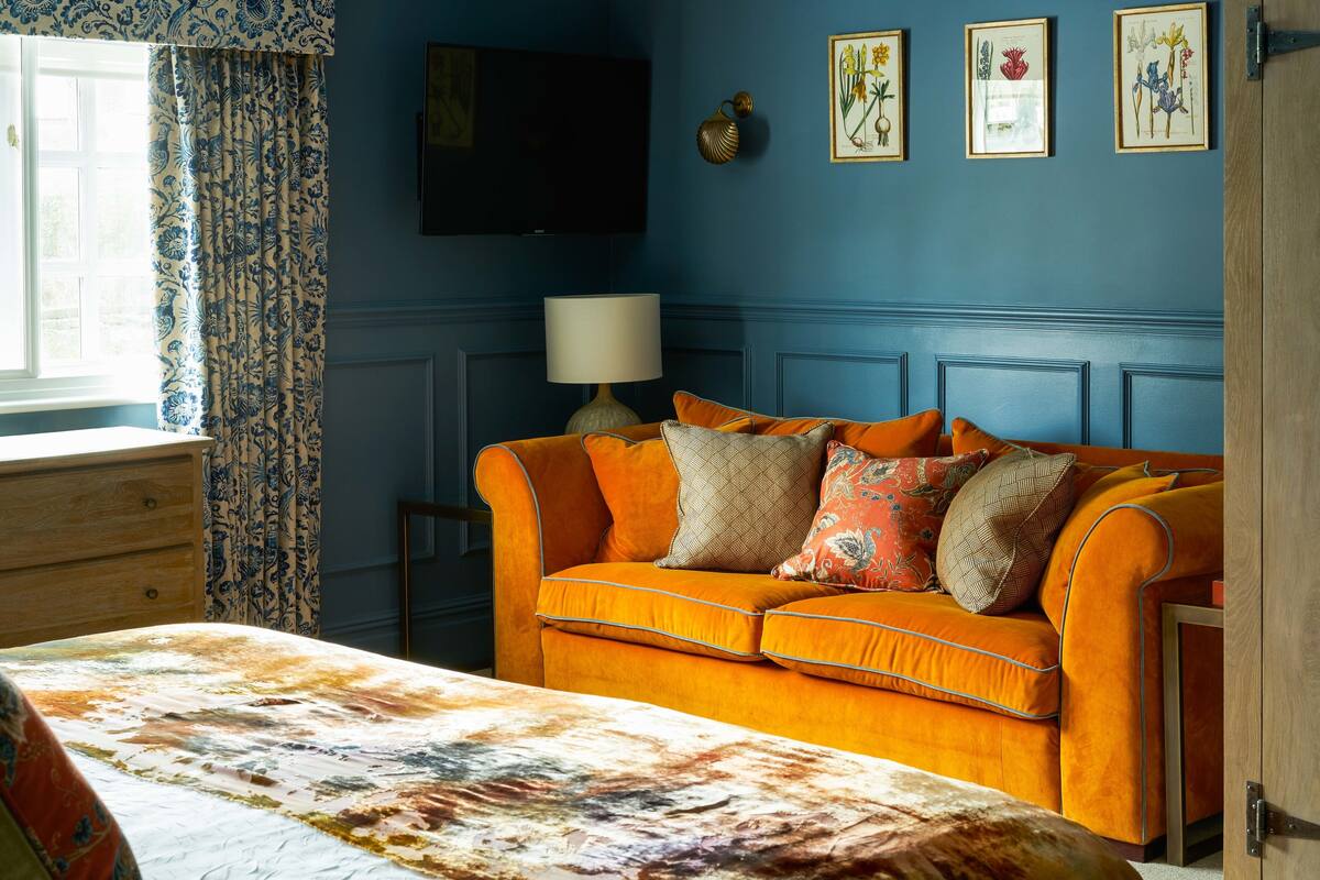 Superior King Room | Iron/ironing board, WiFi (free), bed sheets