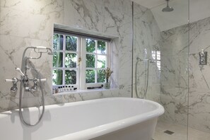 Shower, hair dryer, bathrobes, towels - The Angel Inn (Petworth)