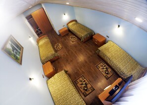 Chambre quadruple supérieure | Fer et planche à repasser, lit de bébé portatif, accès au Wi-Fi (inclus)