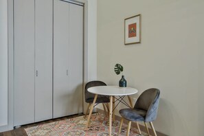Dining - High End Old Town Loft + Pool + Clubhouse (Wichita)