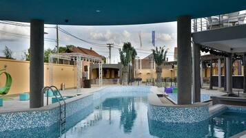 Een binnenzwembad, een seizoensgebonden buitenzwembad