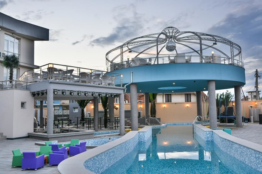 Piscine couverte, piscine extérieure (ouverte en saison)