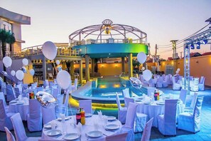 Indoor pool, seasonal outdoor pool, sun loungers - Hotel Bella Nella (Leskovac)