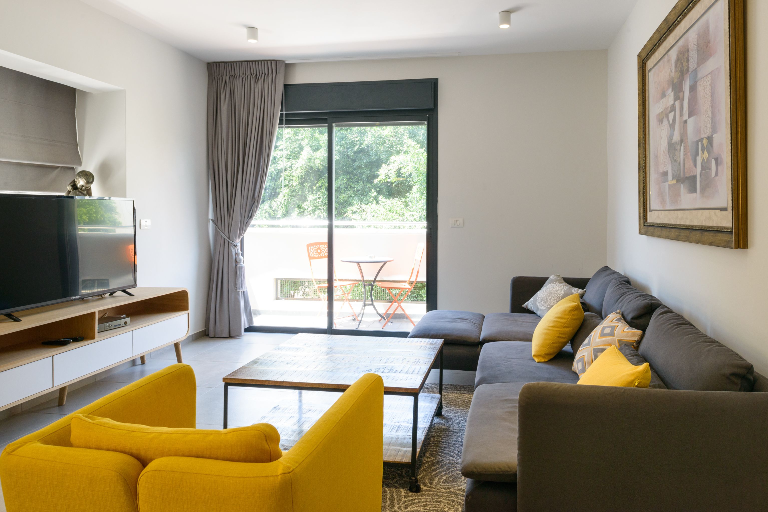 Sunny Apartments - Luxury 2BR @City Center | Área de sala de estar | Televisión de pantalla plana, Netflix y juguetes 