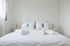 2 bedrooms, laptop workspace, blackout curtains, soundproofing - Sunny Luxary Apartments (Tel Aviv)
