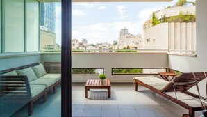Sunny Apartments Luxury 2BR @City Centre with Balcony | Balkong
