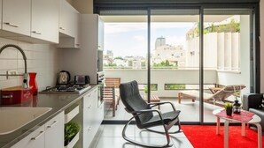 Sunny Apartments Luxury 2BR @City Centre with Balcony | Oppholdsrom | En 55-tommers Flatskjerm-TV med Parabol-TV samt TV og Netflix