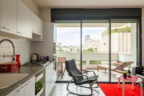 Sunny Apartments Luxury 2BR @City Centre with Balcony | Living room | 55-inch flat-screen TV with satellite channels, TV, Netflix - Sunny Luxary Apartments (Tel Aviv)