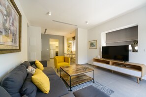 Sunny Apartments - Luxury 2BR @City Center | Television - Sunny Luxary Apartments (Tel Aviv)