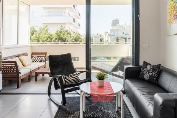 Sunny Apartments Luxury 2BR @City Centre with Balcony | Zona de estar | Una televisión de pantalla plana, Netflix, juguetes
