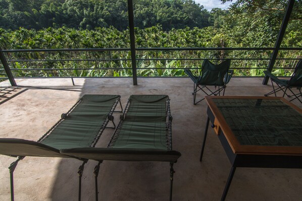 Luxury Tent, 1 Queen Bed, Garden View | Living area