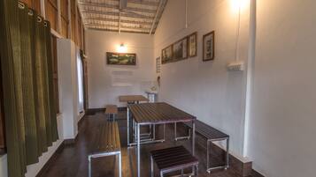 Deluxe Suite, 1 Large Single Bed, Garden View | Living area