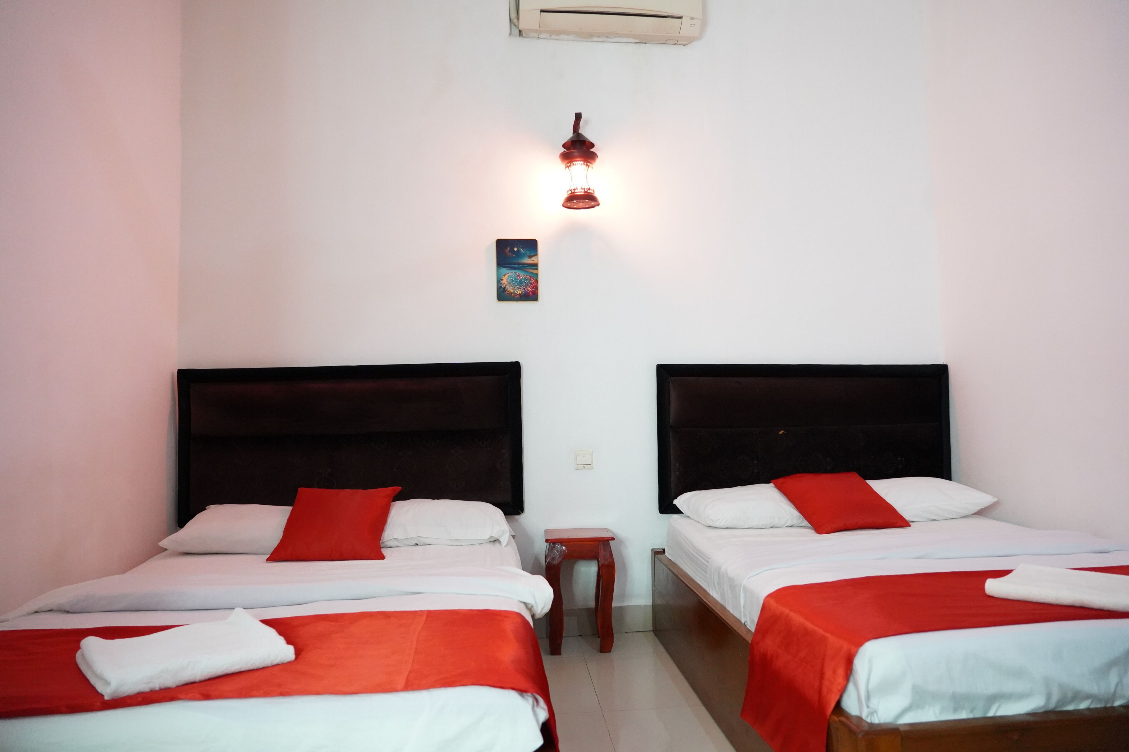 Standard Twin Room, No Windows | Bar mini, meja, langsir/tirai gelap terus, kalis bunyi 