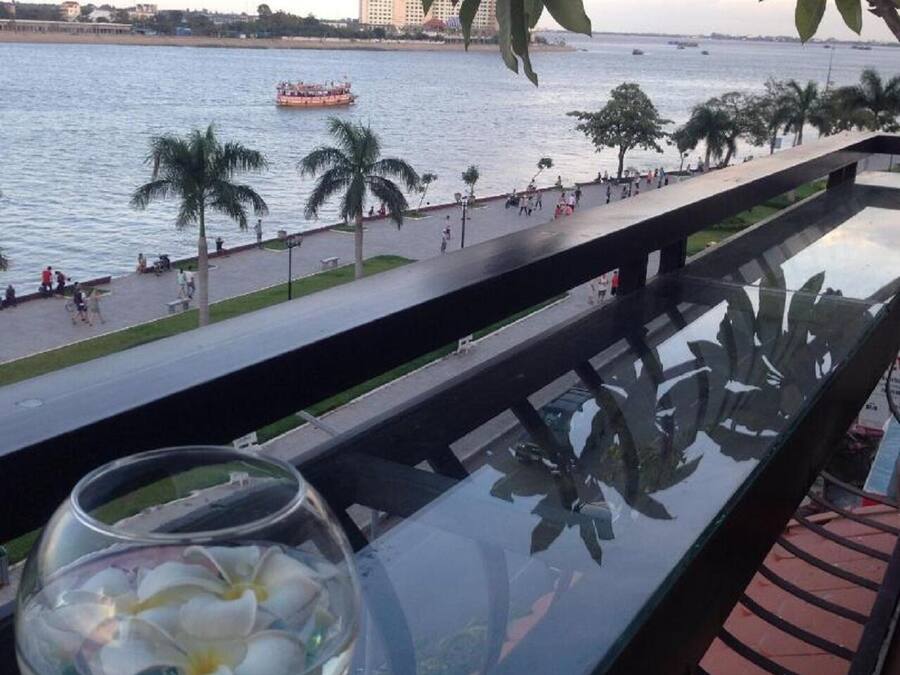 Minibar, escritorio, cortinas blackout y sistema de insonorización