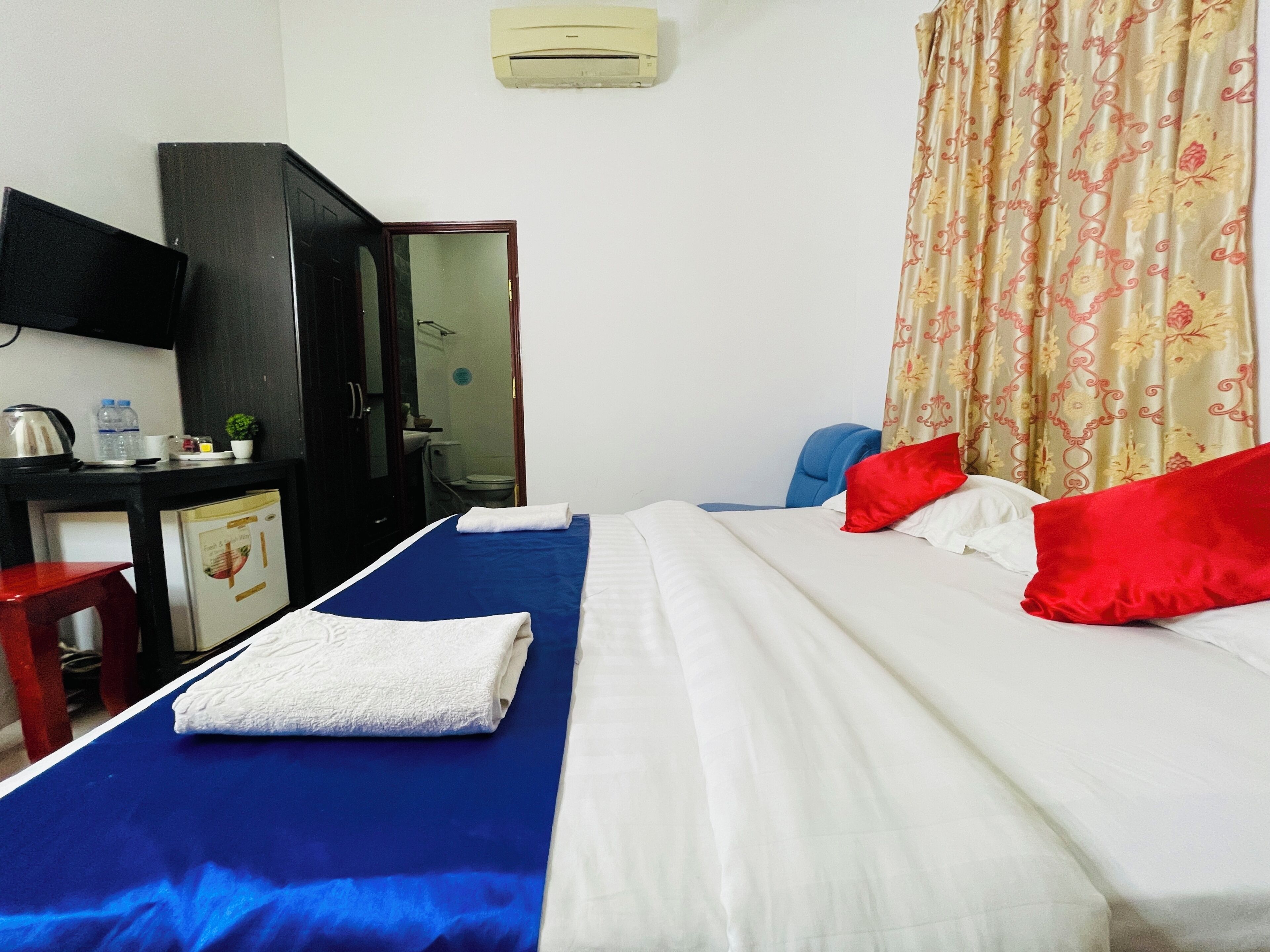 Deluxe Double Room (With Windows) | Bar mini, meja, langsir/tirai gelap terus, kalis bunyi 