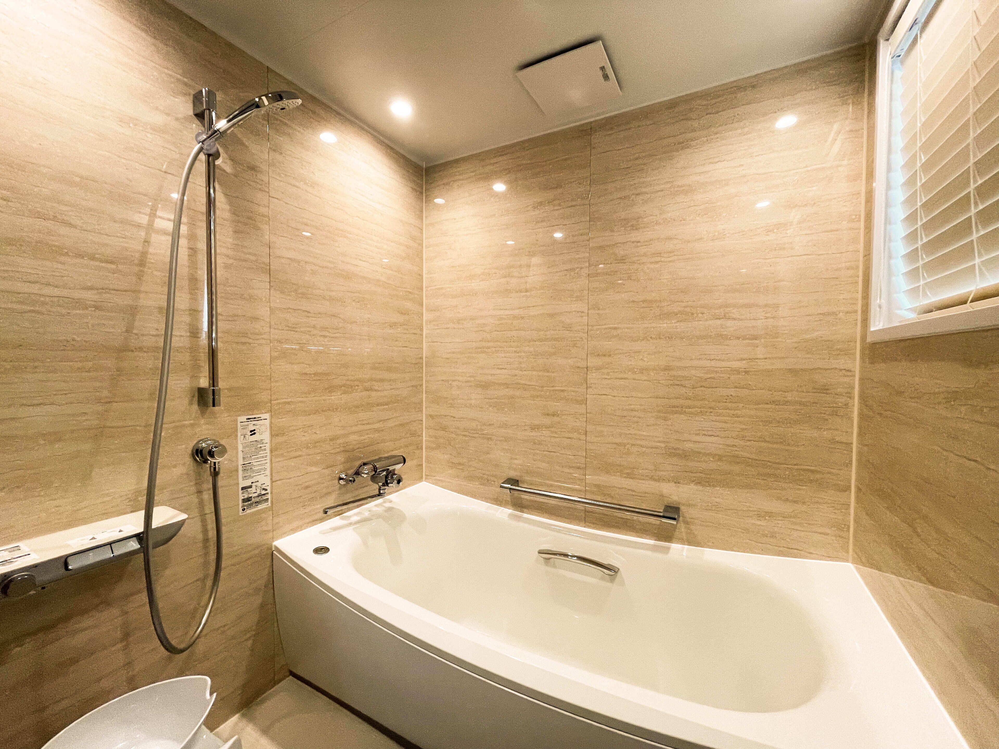 Deluxe Twin kamer, 2 slaapkamers, niet-roken | Badkamer | Een bad/douchecombinatie, gratis toiletartikelen, een haardroger
