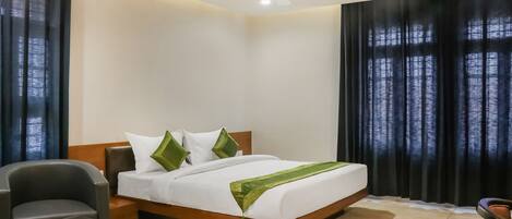 Escritorio, tabla de planchar con plancha y camas plegables/adicionales