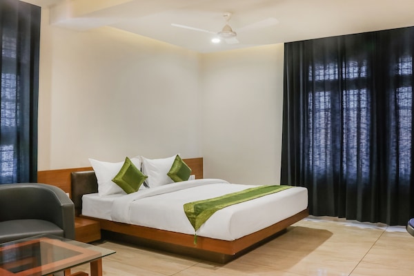 Deluxe Room | Meja, seterika/papan seterika, katil lipat simpan/tambahan